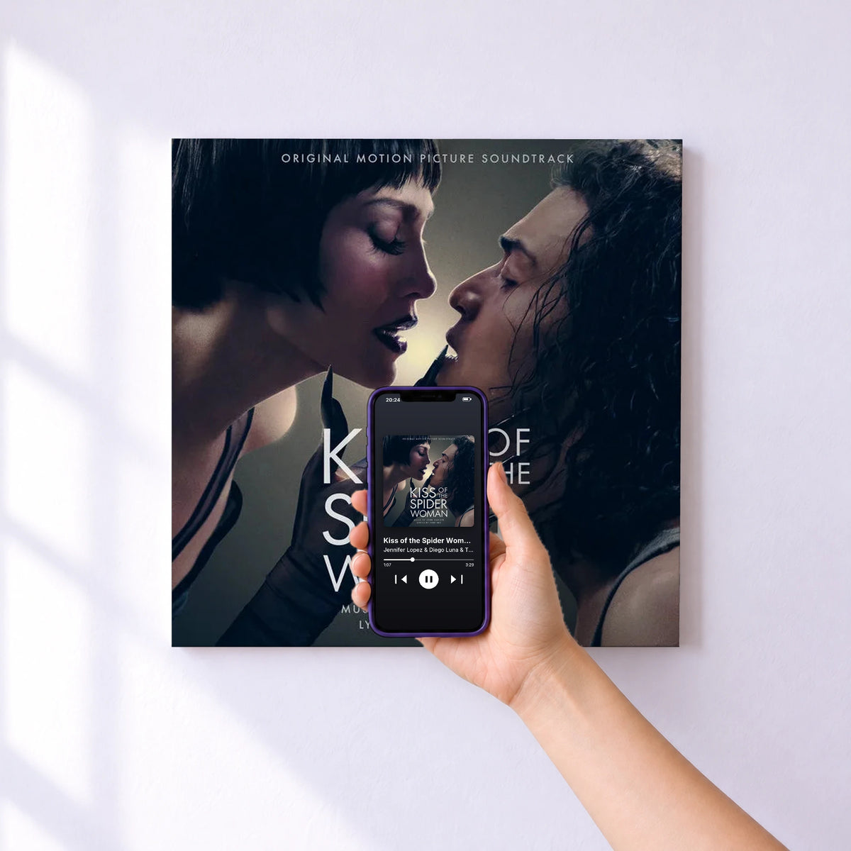 Affiche connectée Kiss of the Spider Woman (Original Motion Picture Soundtrack) de Jennifer Lopez & Diego Luna & Tonatiuh au mur : l'album se lance en approchant le téléphone