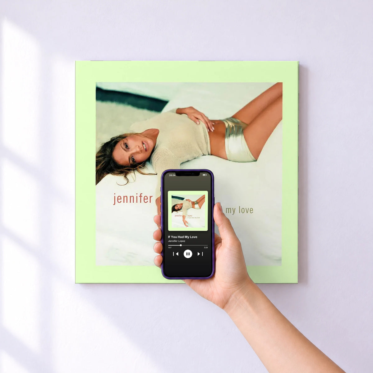 Affiche connectée If You Had My Love de Jennifer Lopez au mur : l'album se lance en approchant le téléphone