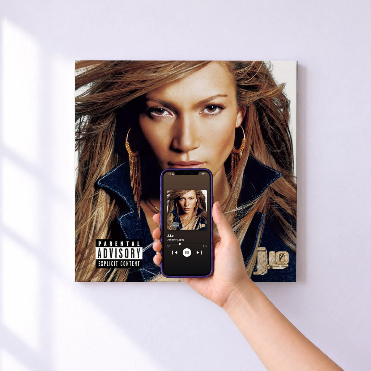 Affiche connectée J.Lo de Jennifer Lopez au mur : l'album se lance en approchant le téléphone