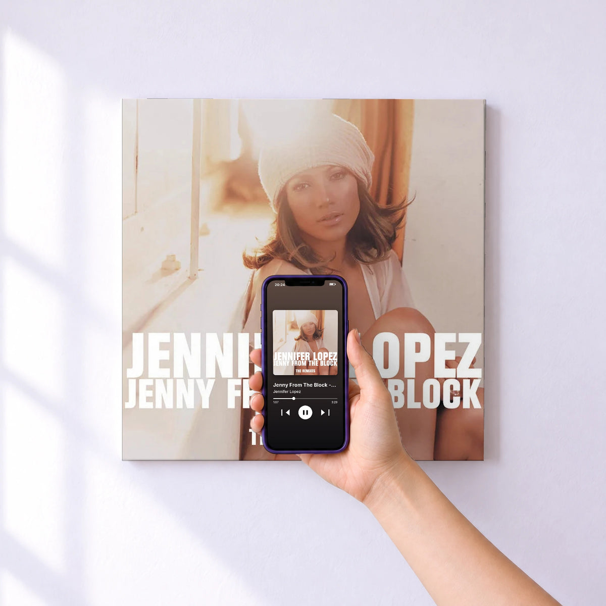 Affiche connectée Jenny From The Block - The Remixes de Jennifer Lopez au mur : l'album se lance en approchant le téléphone