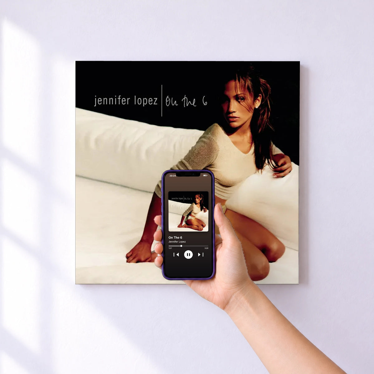 Affiche connectée On The 6 de Jennifer Lopez au mur : l'album se lance en approchant le téléphone