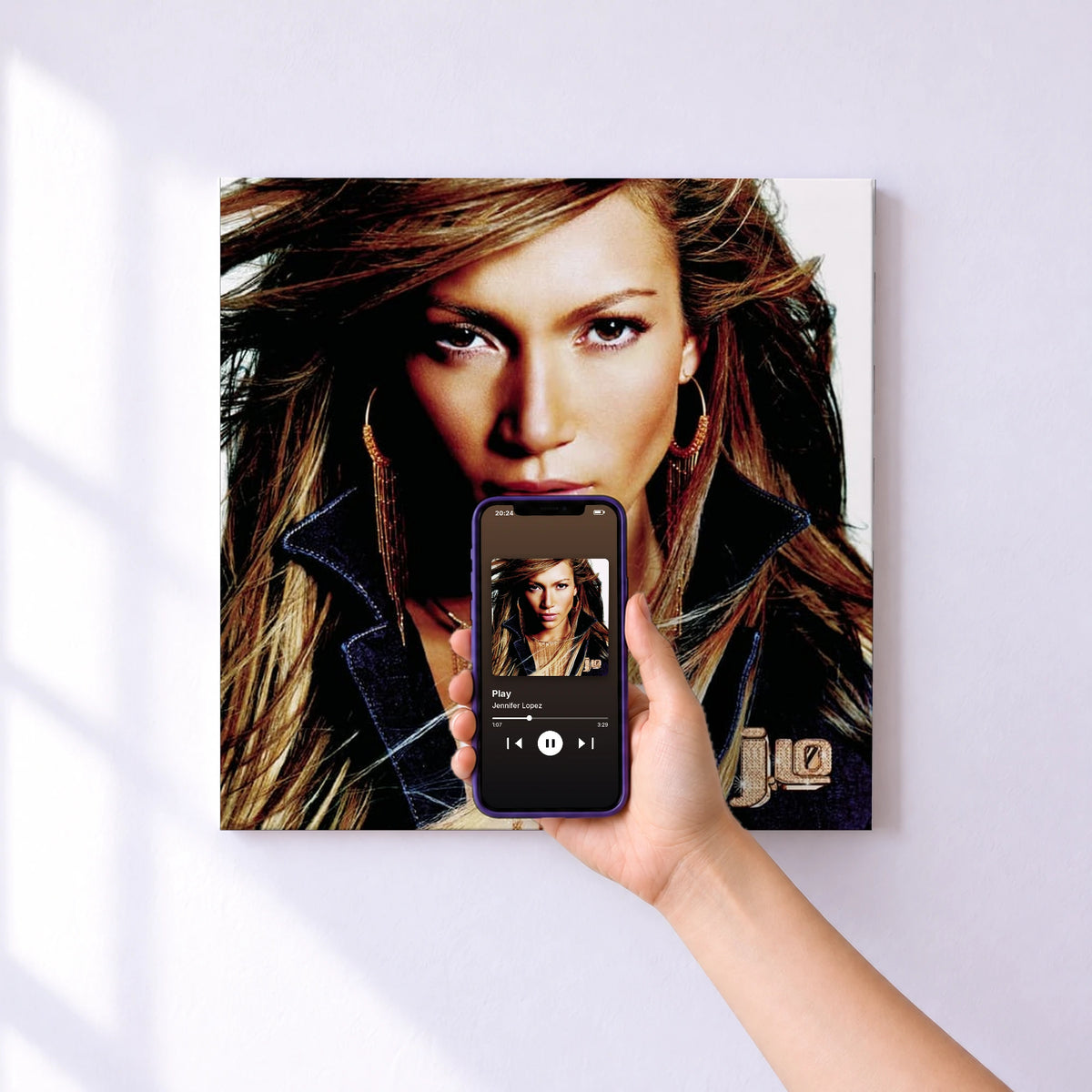 Affiche connectée Play de Jennifer Lopez au mur : l'album se lance en approchant le téléphone