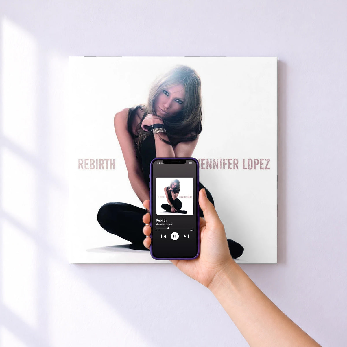 Affiche connectée Rebirth de Jennifer Lopez au mur : l'album se lance en approchant le téléphone