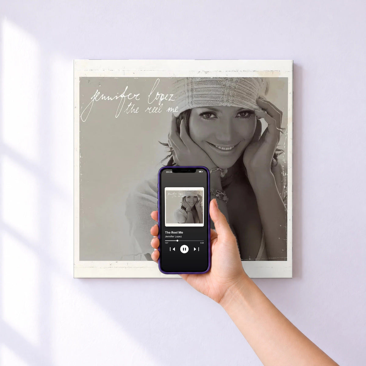 Affiche connectée The Reel Me de Jennifer Lopez au mur : l'album se lance en approchant le téléphone