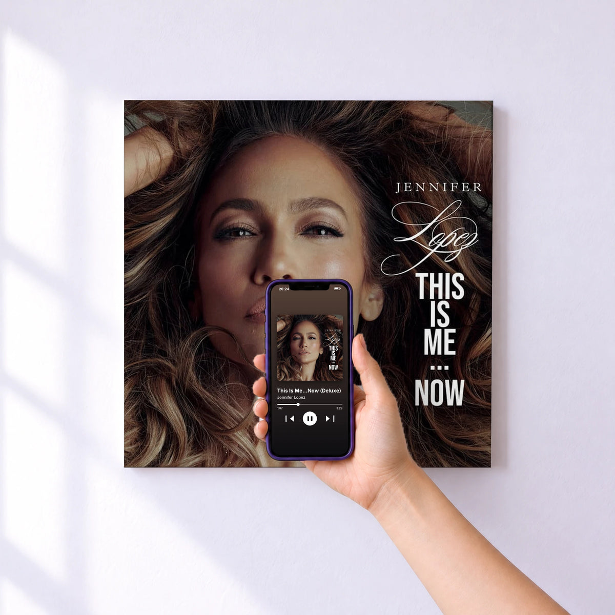 Affiche connectée This Is Me...Now (Deluxe) de Jennifer Lopez au mur : l'album se lance en approchant le téléphone