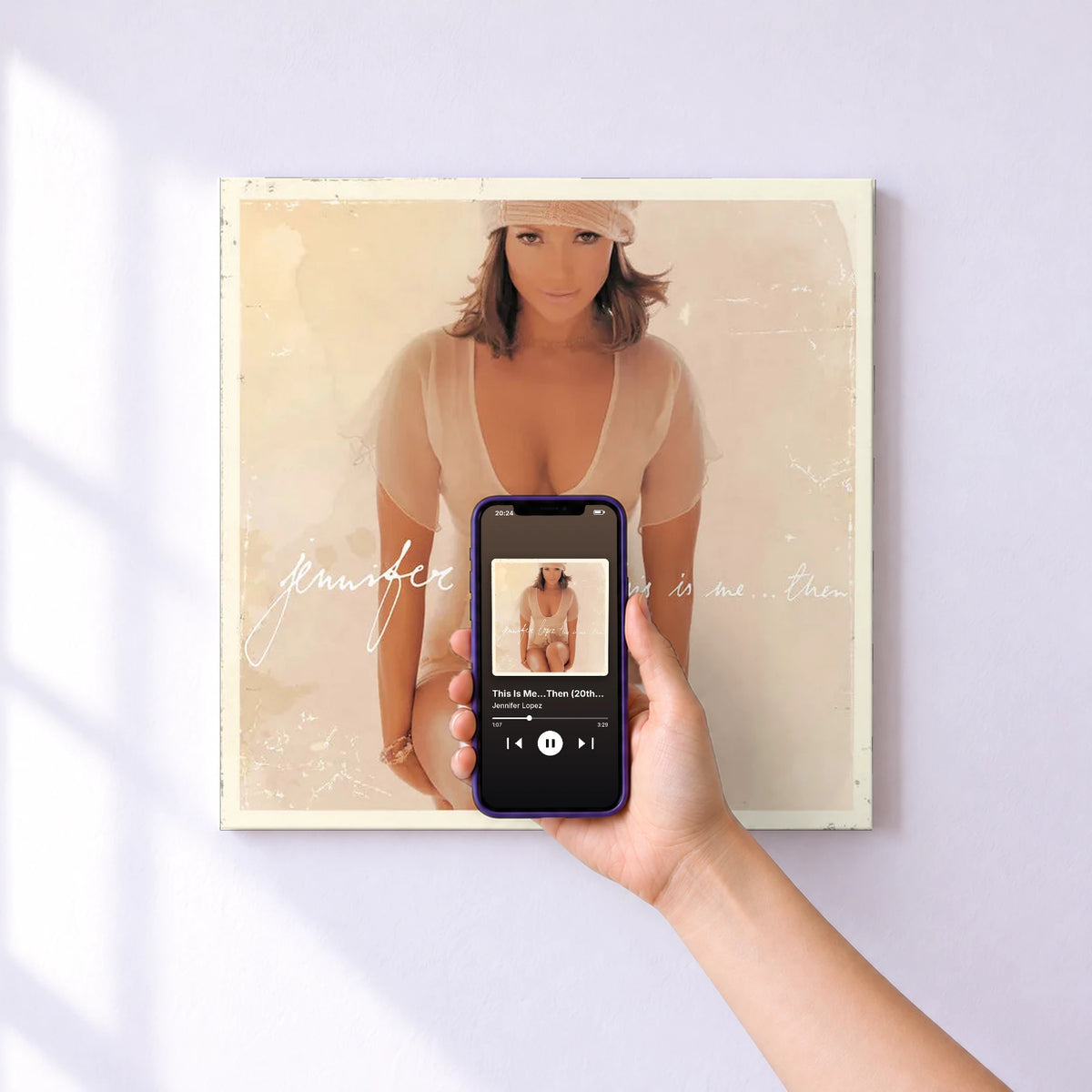 Affiche connectée This Is Me...Then (20th Anniversary Edition) de Jennifer Lopez au mur : l'album se lance en approchant le téléphone