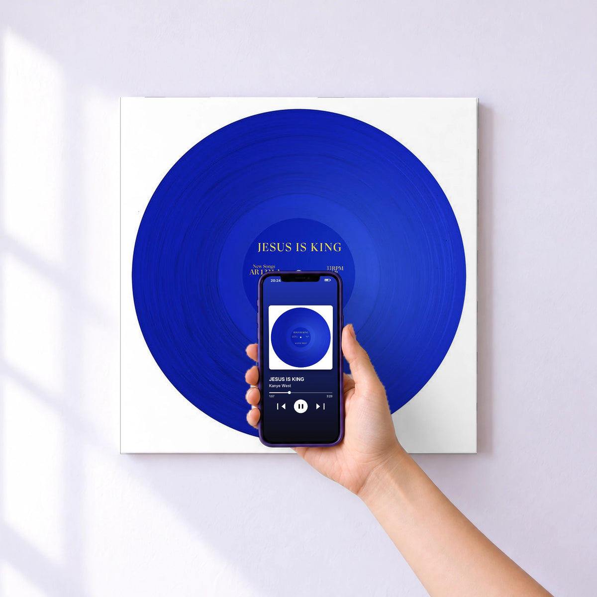 Affiche connectée JESUS IS KING de Kanye West au mur : l'album se lance en approchant le téléphone