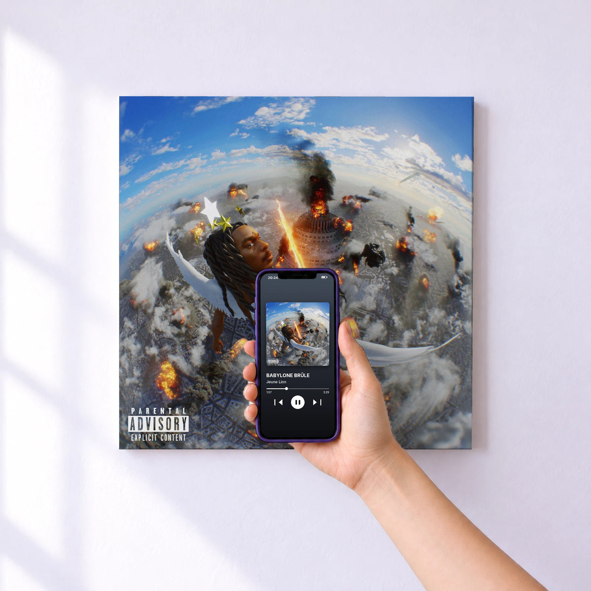 Affiche connectée BABYLONE BRÛLE de Jeune Lion au mur : l'album se lance en approchant le téléphone