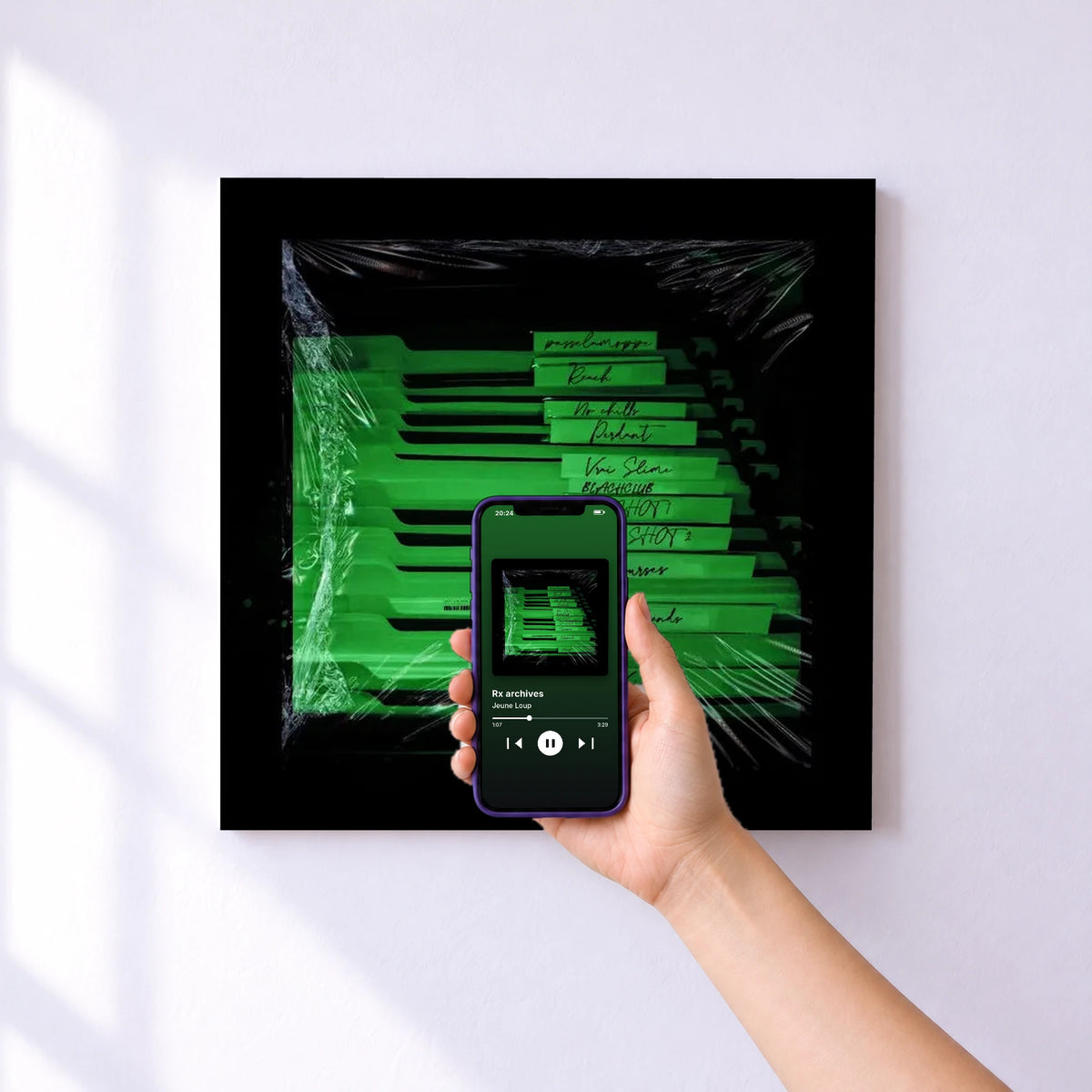 Affiche connectée Rx archives de Jeune Loup au mur : l'album se lance en approchant le téléphone