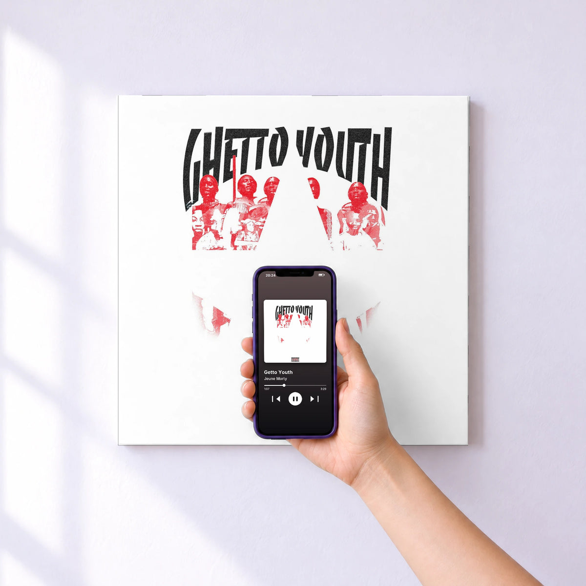 Affiche connectée Getto Youth de Jeune Morty au mur : l'album se lance en approchant le téléphone