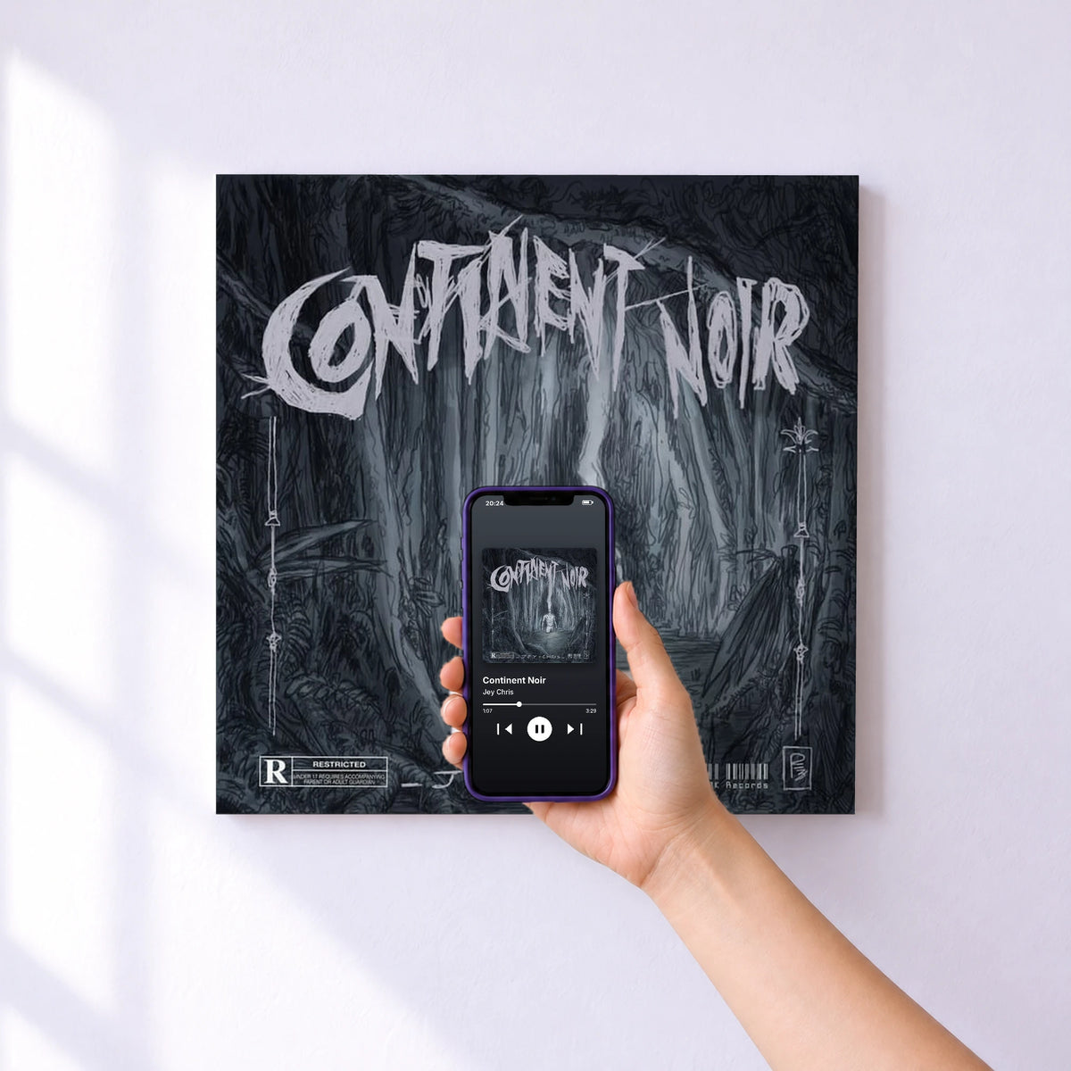 Affiche connectée Continent Noir de Jey Chris au mur : l'album se lance en approchant le téléphone