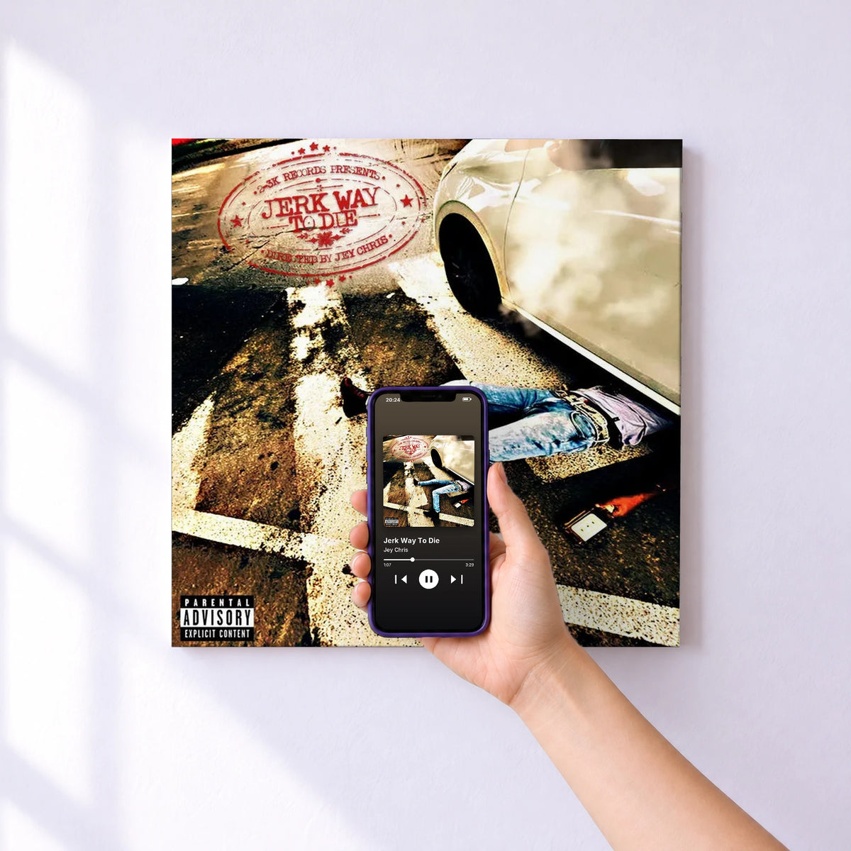 Affiche connectée Jerk Way To Die de Jey Chris au mur : l'album se lance en approchant le téléphone