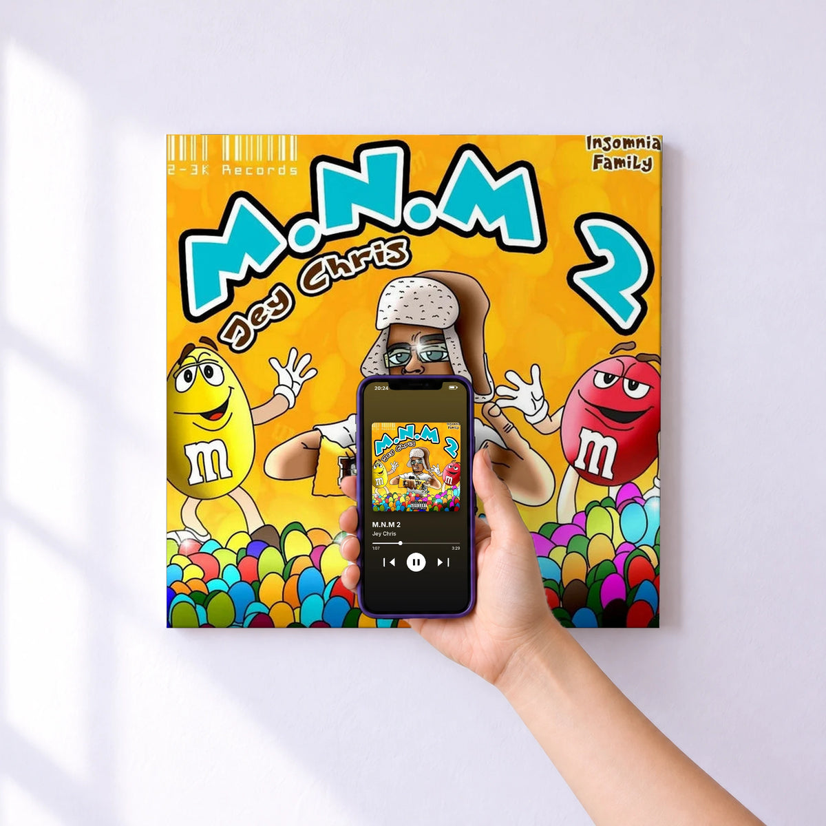 Affiche connectée M.N.M 2 de Jey Chris au mur : l'album se lance en approchant le téléphone