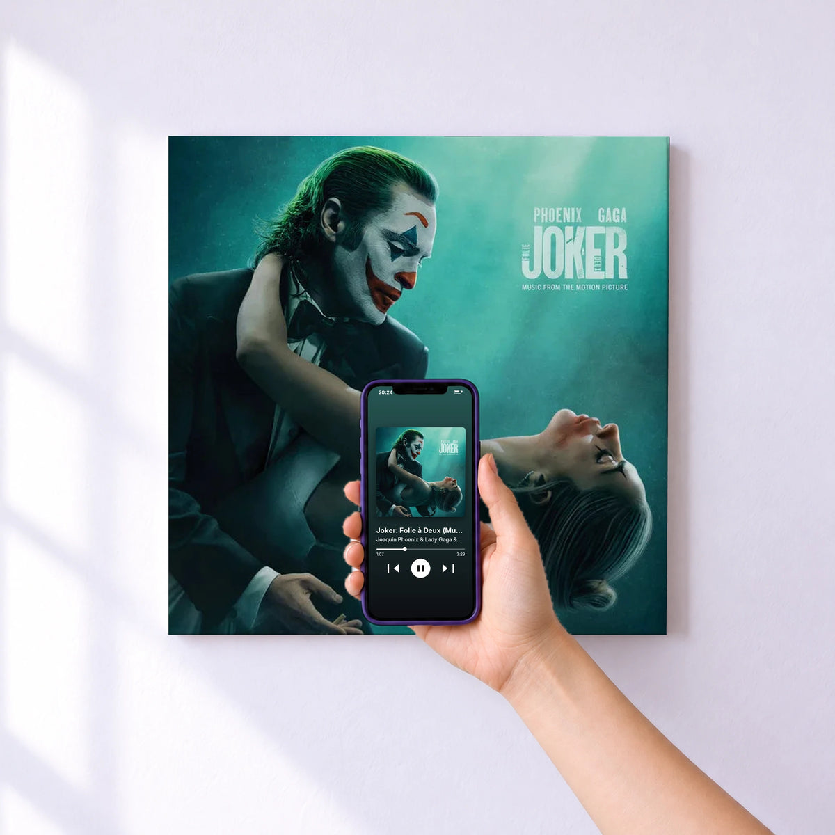 Affiche connectée Joker: Folie à Deux (Music From The Motion Picture) de Joaquin Phoenix & Lady Gaga & Cast of Joker: Folie à Deux au mur : l'album se lance en approchant le téléphone
