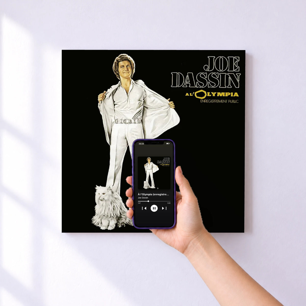 Affiche connectée À l'Olympia (enregistrement public) de Joe Dassin au mur : l'album se lance en approchant le téléphone