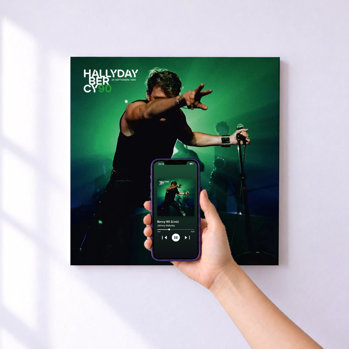Affiche connectée Bercy 90 (Live) de Johnny Hallyday au mur : l'album se lance en approchant le téléphone