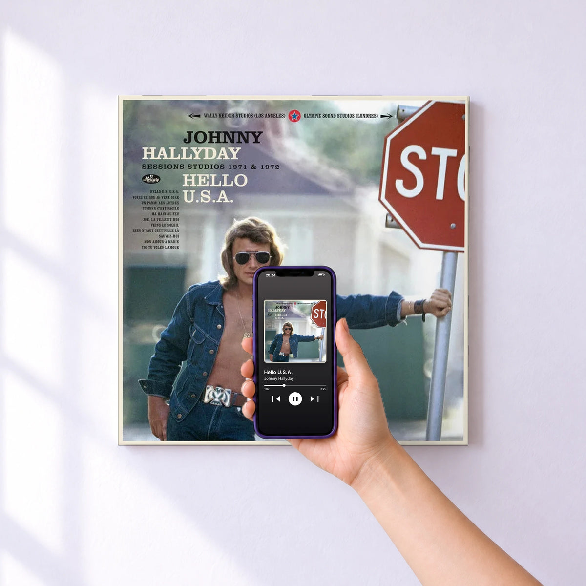 Affiche connectée Hello U.S.A. de Johnny Hallyday au mur : l'album se lance en approchant le téléphone