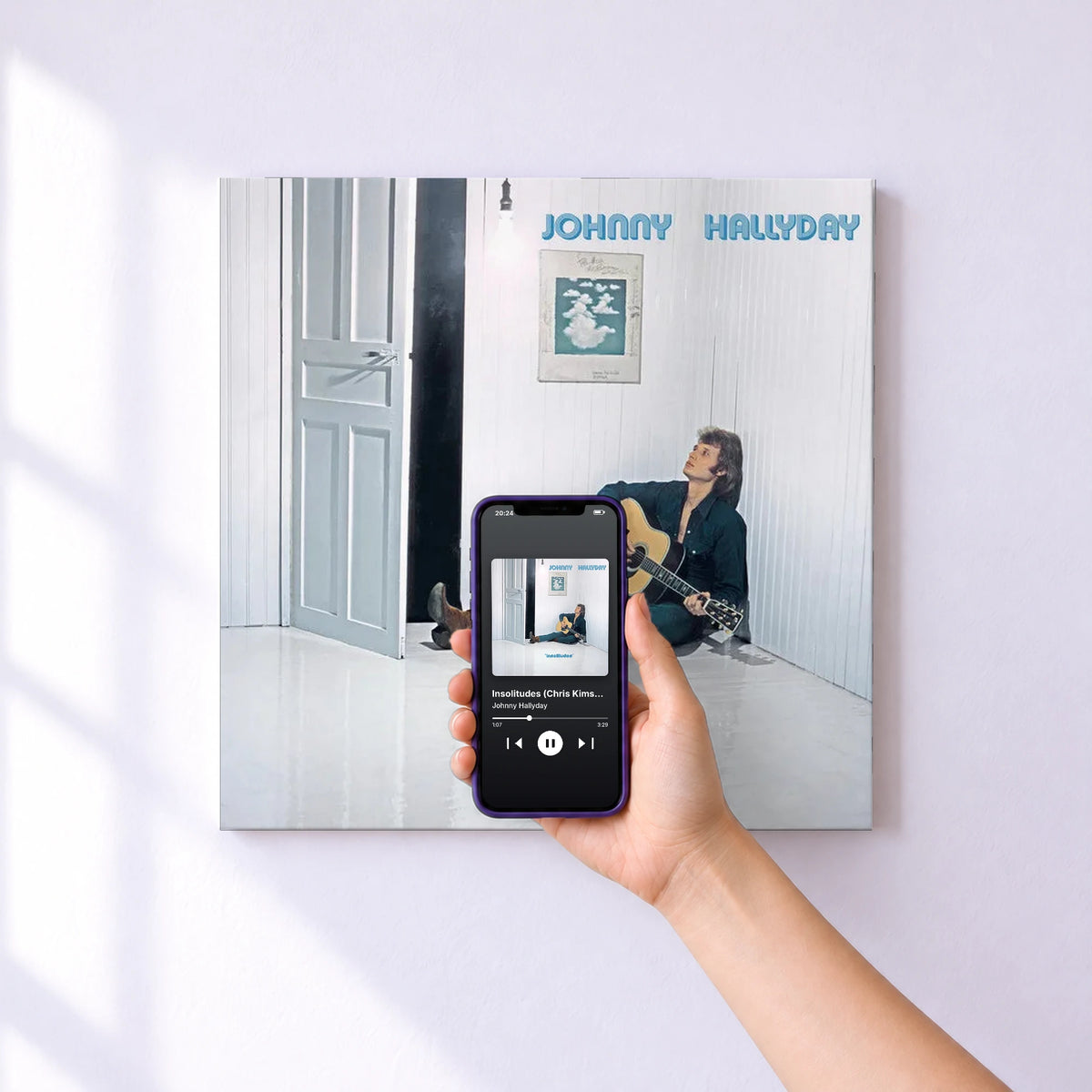 Affiche connectée Insolitudes (Chris Kimsey Special Edition) de Johnny Hallyday au mur : l'album se lance en approchant le téléphone
