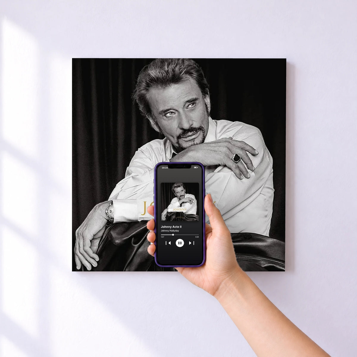 Affiche connectée Johnny Acte II de Johnny Hallyday au mur : l'album se lance en approchant le téléphone