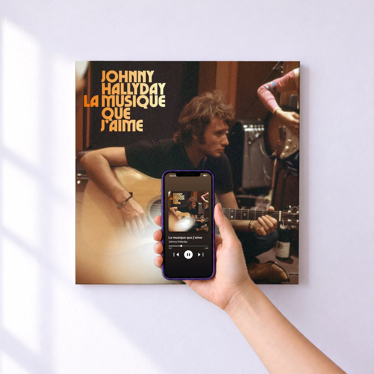 Affiche connectée La musique que j'aime de Johnny Hallyday au mur : l'album se lance en approchant le téléphone