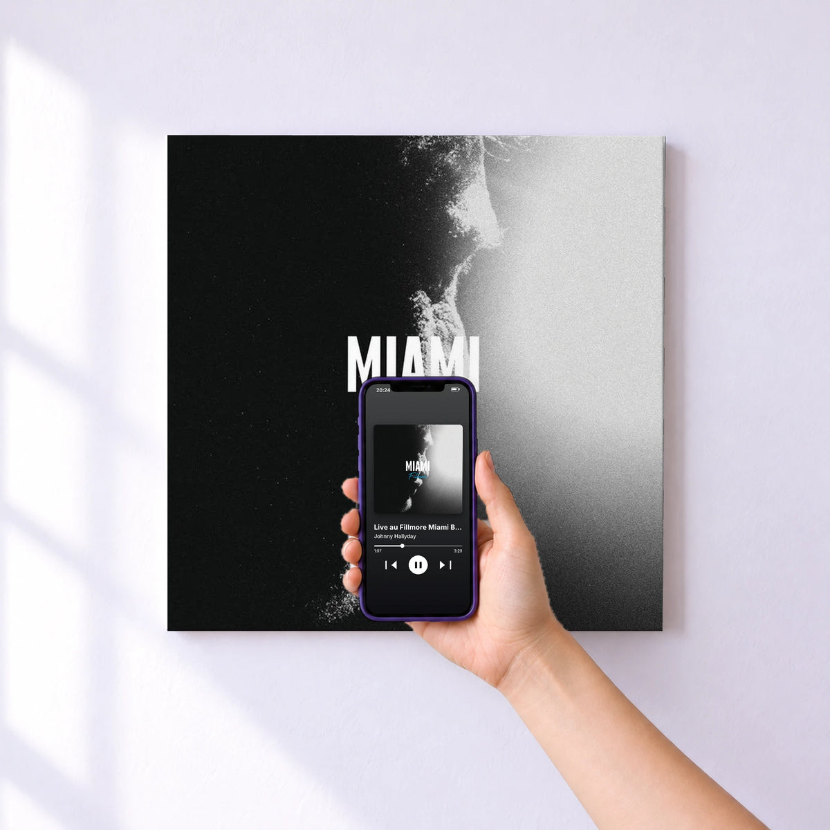 Affiche connectée Live au Fillmore Miami Beach, 2014 de Johnny Hallyday au mur : l'album se lance en approchant le téléphone
