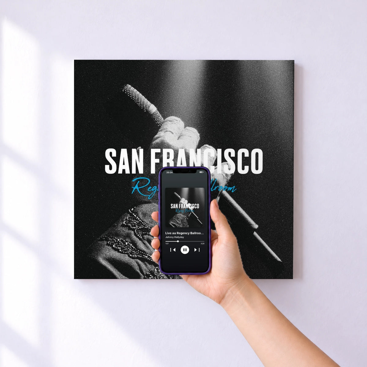 Affiche connectée Live au Regency Ballroom de San Francisco, 2014 de Johnny Hallyday au mur : l'album se lance en approchant le téléphone