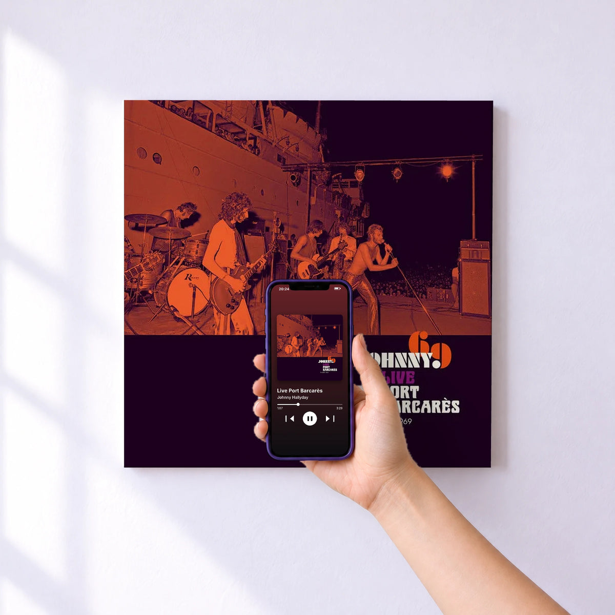 Affiche connectée Live Port Barcarès de Johnny Hallyday au mur : l'album se lance en approchant le téléphone