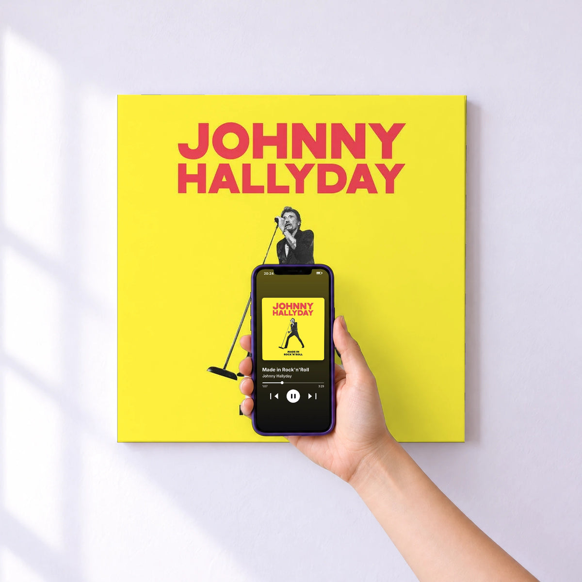 Affiche connectée Made in Rock'n'Roll de Johnny Hallyday au mur : l'album se lance en approchant le téléphone