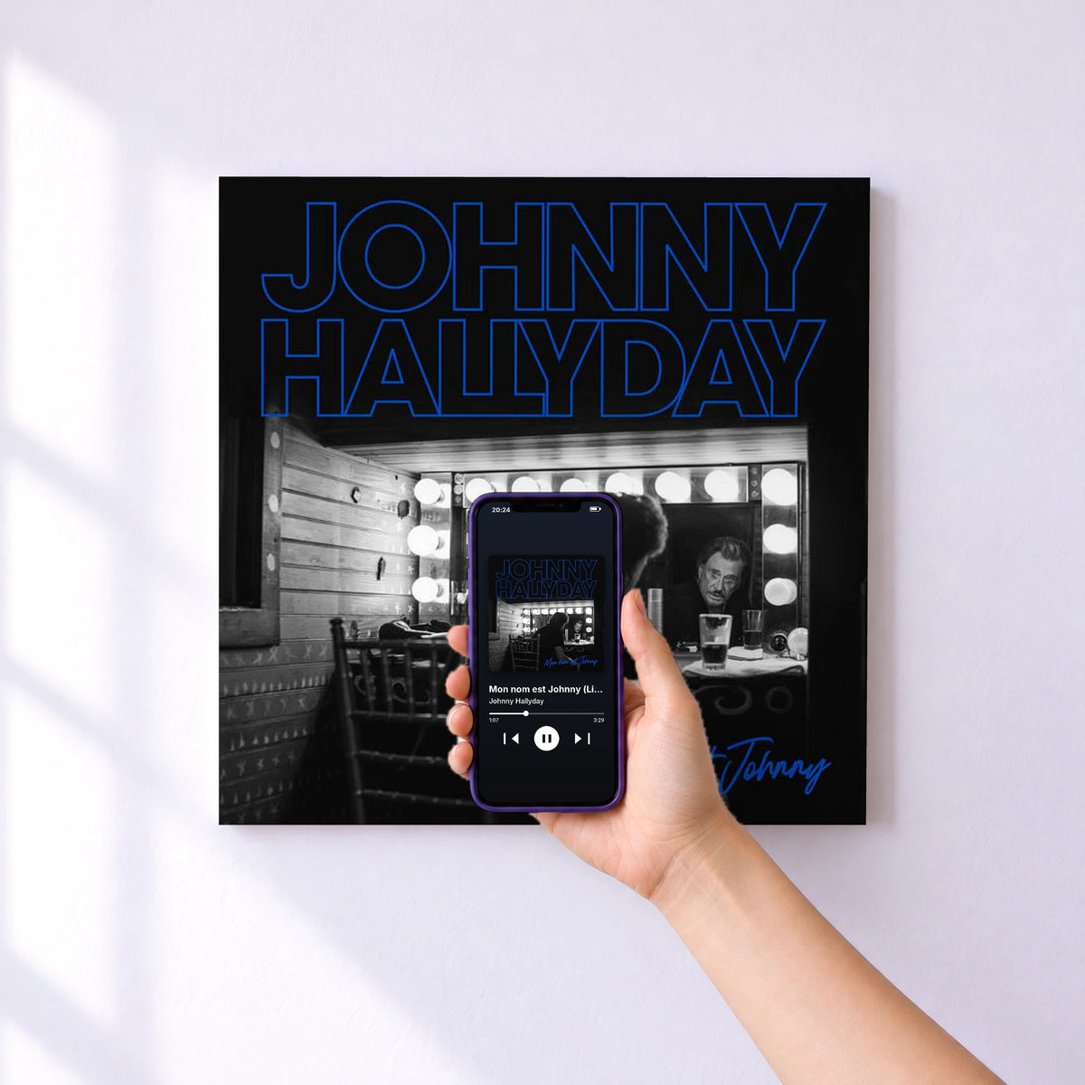 Affiche connectée Mon nom est Johnny (Live) de Johnny Hallyday au mur : l'album se lance en approchant le téléphone
