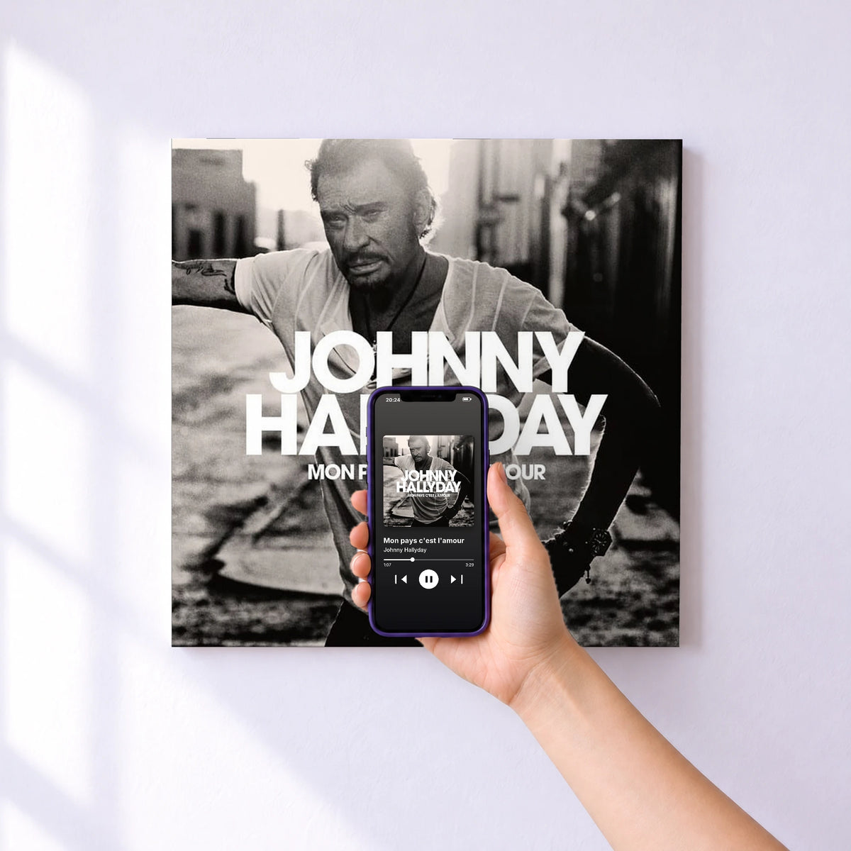 Affiche connectée Mon pays c'est l'amour de Johnny Hallyday au mur : l'album se lance en approchant le téléphone