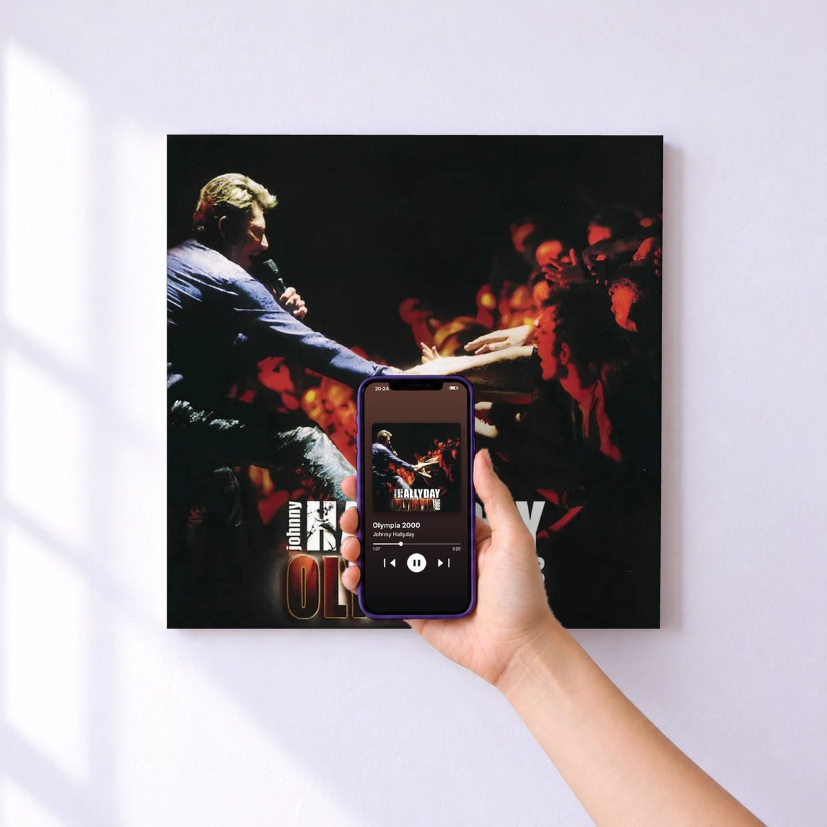 Affiche connectée Olympia 2000 de Johnny Hallyday au mur : l'album se lance en approchant le téléphone