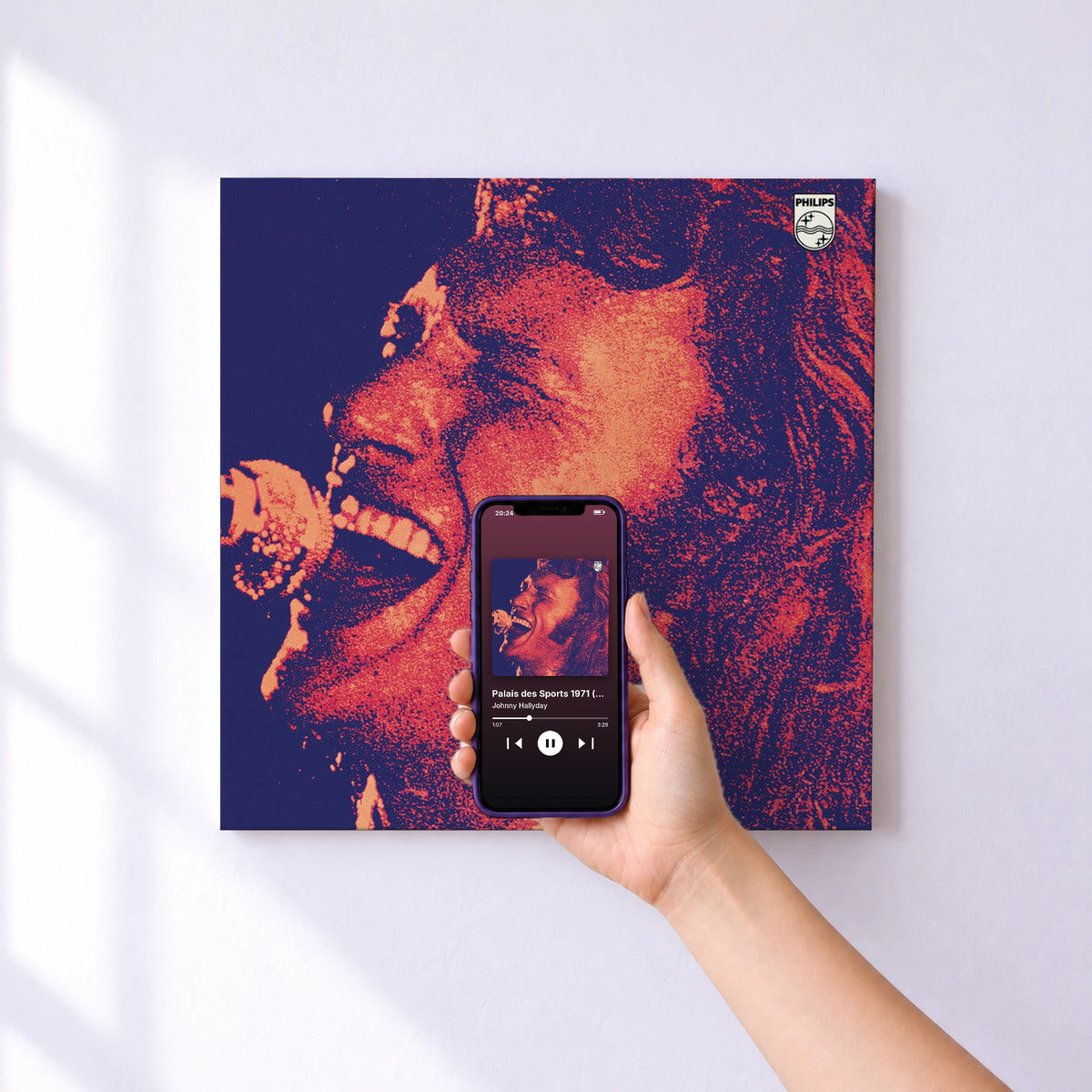 Affiche connectée Palais des Sports 1971 (Live) de Johnny Hallyday au mur : l'album se lance en approchant le téléphone