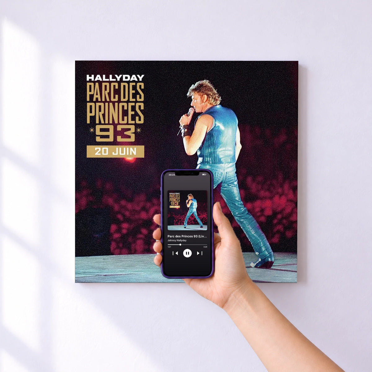 Affiche connectée Parc des Princes 93 (Live / Dimanche 20 juin 1993) de Johnny Hallyday au mur : l'album se lance en approchant le téléphone