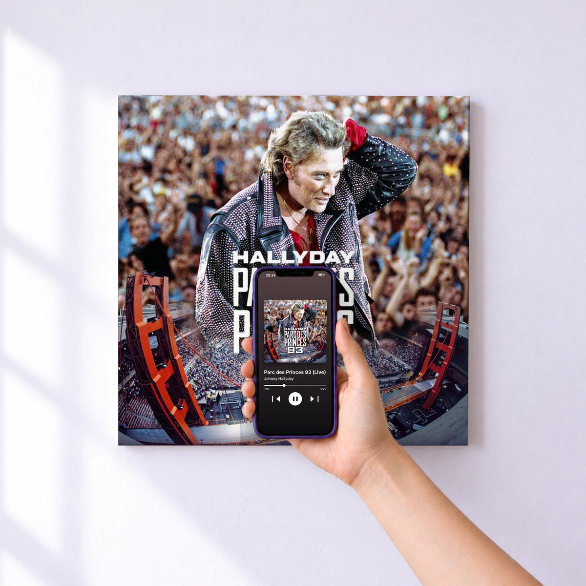Affiche connectée Parc des Princes 93 (Live) de Johnny Hallyday au mur : l'album se lance en approchant le téléphone
