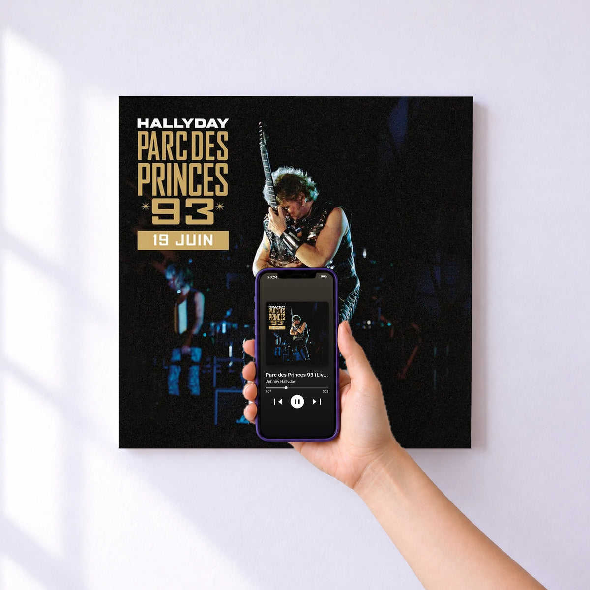 Affiche connectée Parc des Princes 93 (Live / Samedi 19 juin 1993) de Johnny Hallyday au mur : l'album se lance en approchant le téléphone