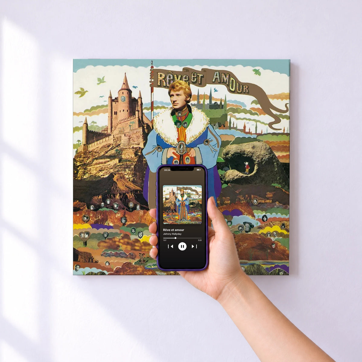 Affiche connectée Rêve et amour de Johnny Hallyday au mur : l'album se lance en approchant le téléphone