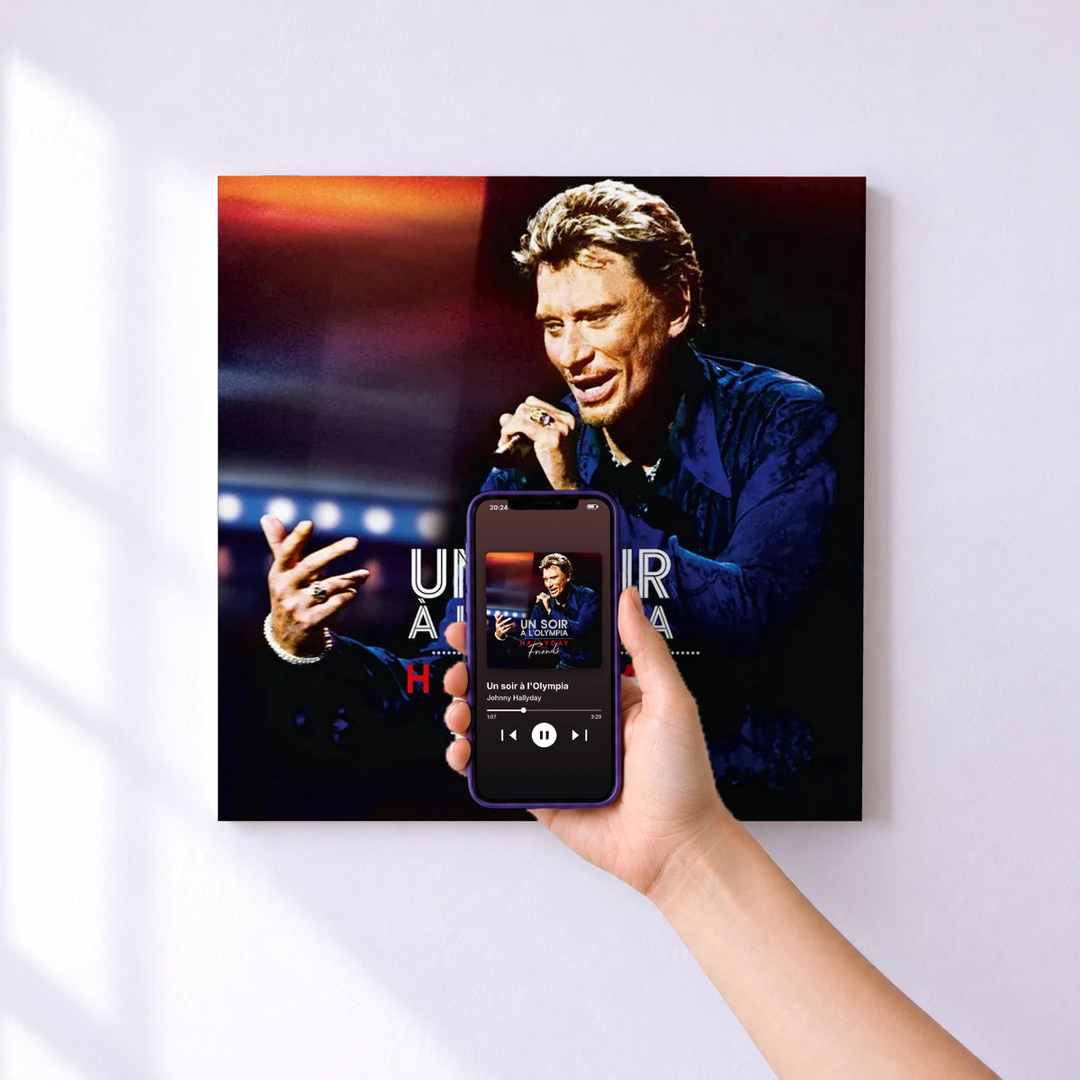 Affiche connectée Un soir à l'Olympia de Johnny Hallyday au mur : l'album se lance en approchant le téléphone