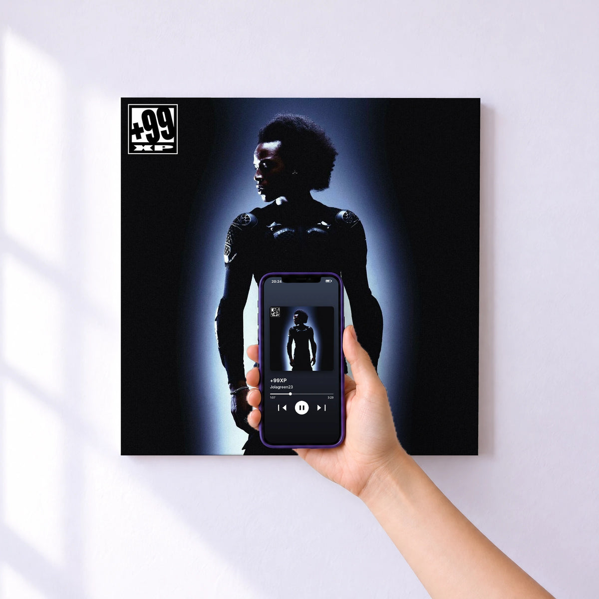Affiche connectée +99XP de Jolagreen23 au mur : l'album se lance en approchant le téléphone