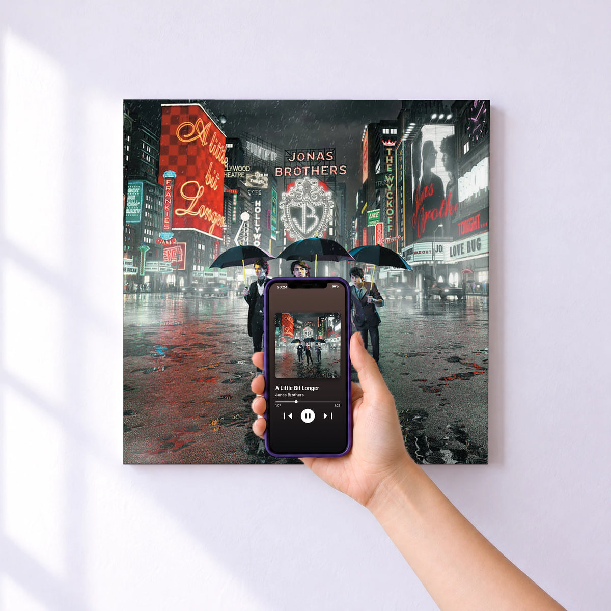 Affiche connectée A Little Bit Longer de Jonas Brothers au mur : l'album se lance en approchant le téléphone