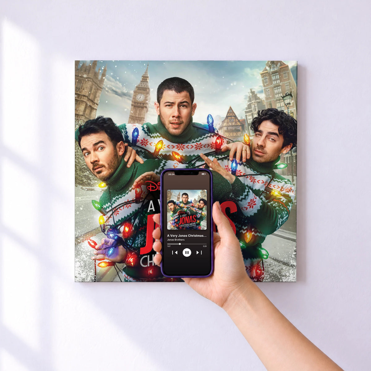 Affiche connectée A Very Jonas Christmas Movie (Original Soundtrack) de Jonas Brothers au mur : l'album se lance en approchant le téléphone