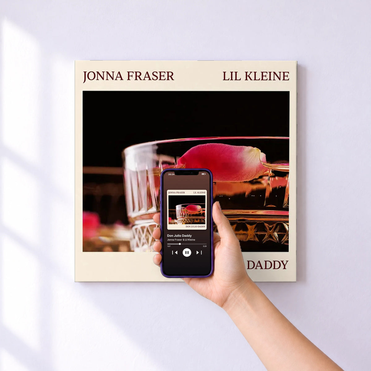 Affiche connectée Don Julio Daddy de Jonna Fraser & Lil Kleine au mur : l'album se lance en approchant le téléphone