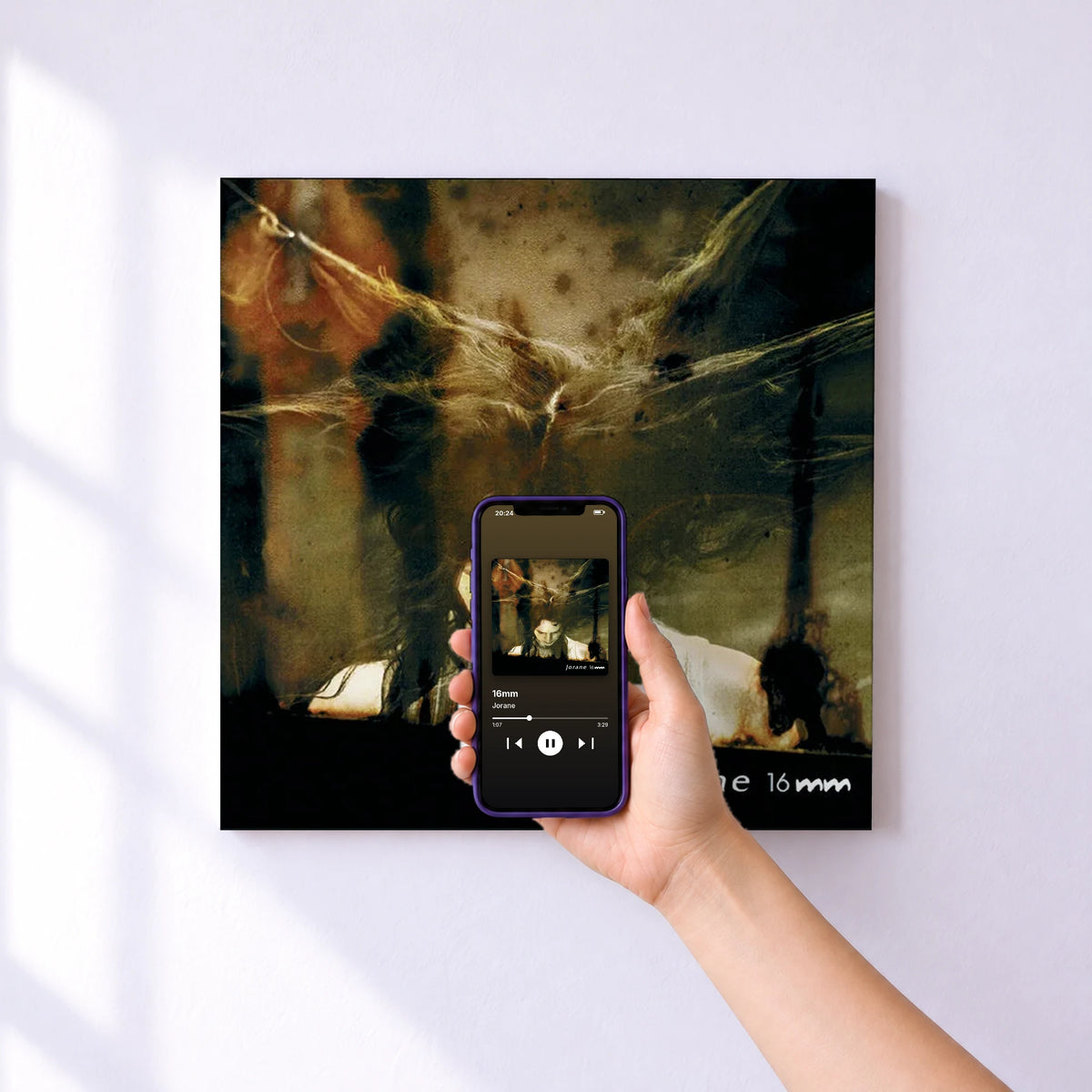 Affiche connectée 16mm de Jorane au mur : l'album se lance en approchant le téléphone