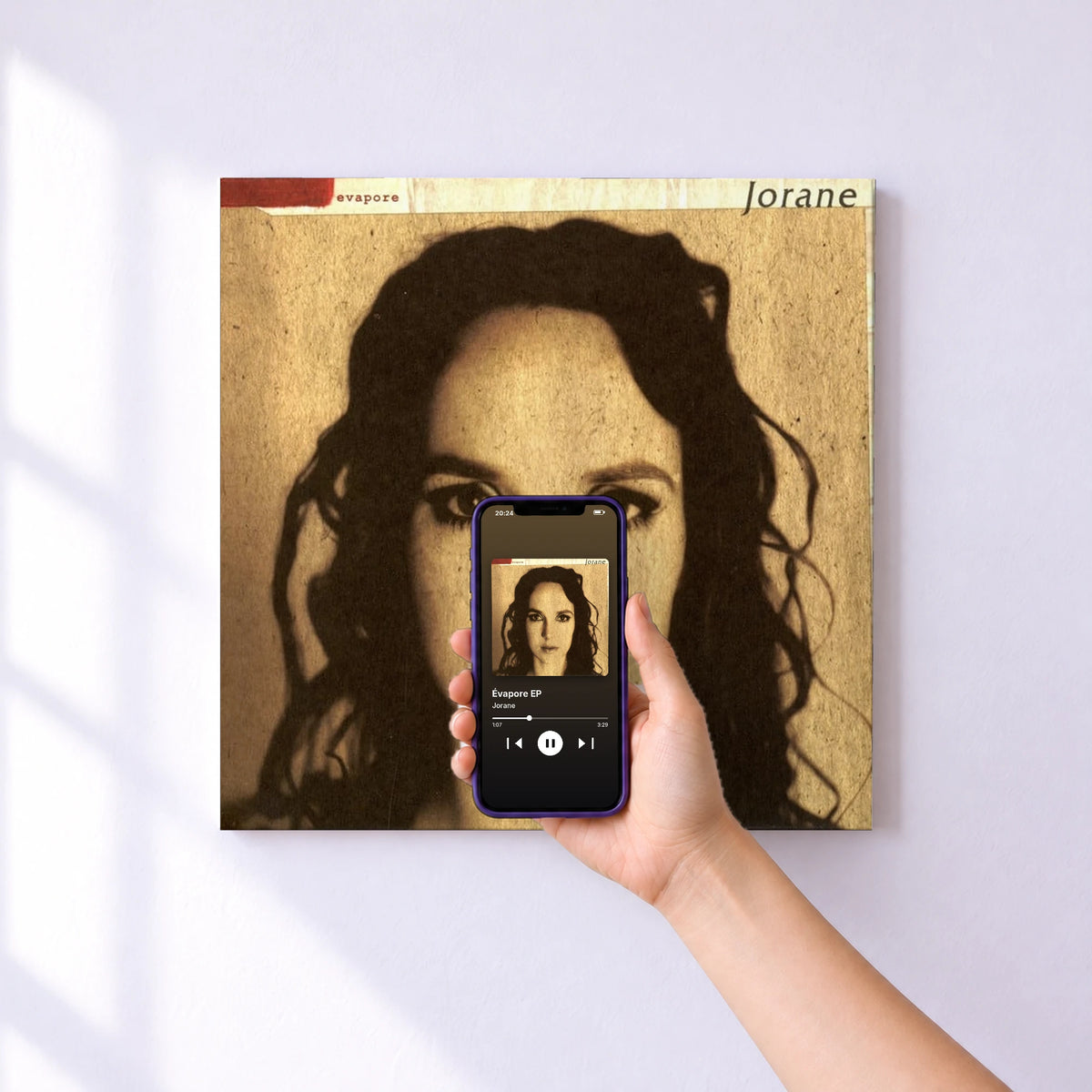 Affiche connectée Évapore EP de Jorane au mur : l'album se lance en approchant le téléphone