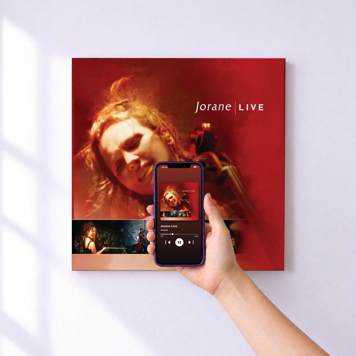 Affiche connectée Jorane Live de Jorane au mur : l'album se lance en approchant le téléphone