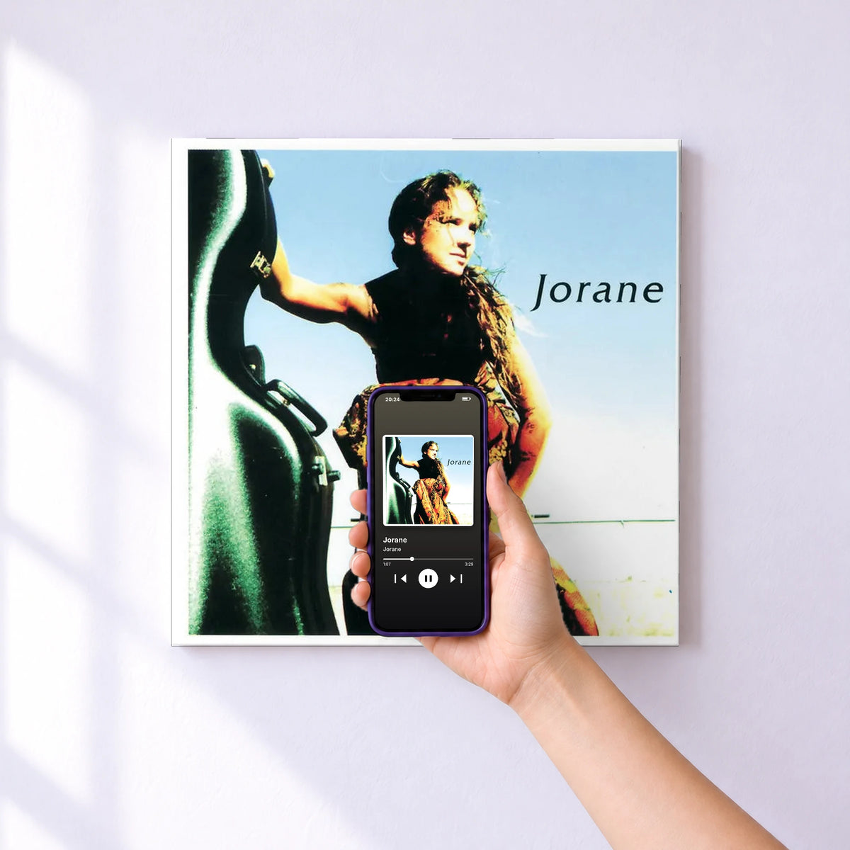 Affiche connectée Jorane de Jorane au mur : l'album se lance en approchant le téléphone