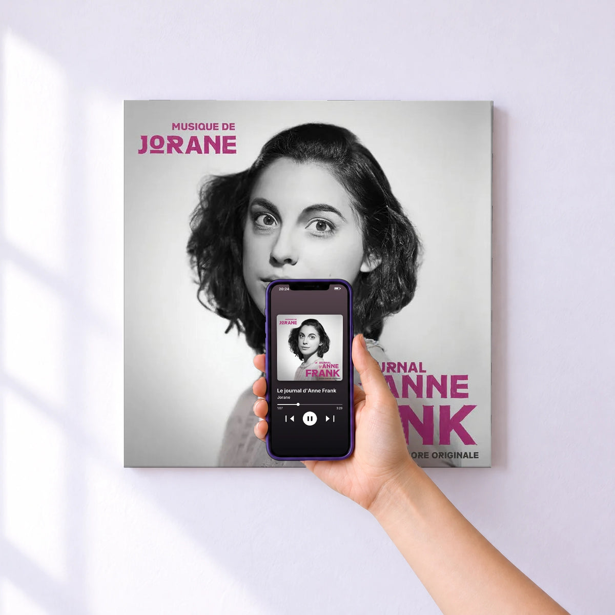 Affiche connectée Le journal d'Anne Frank de Jorane au mur : l'album se lance en approchant le téléphone