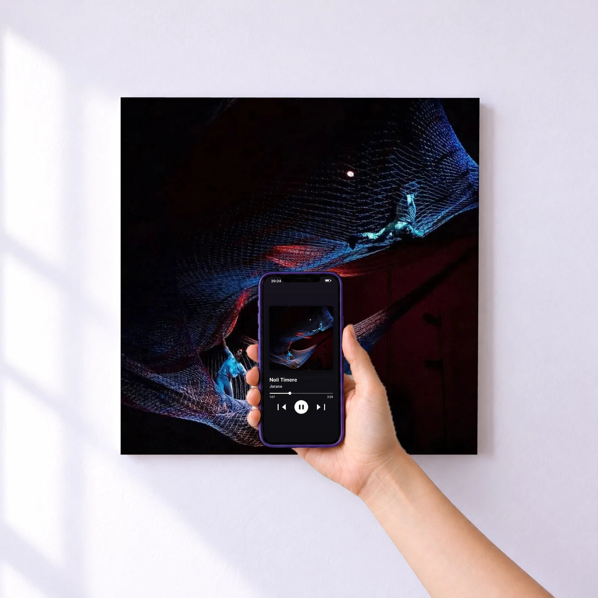 Affiche connectée Noli Timere de Jorane au mur : l'album se lance en approchant le téléphone