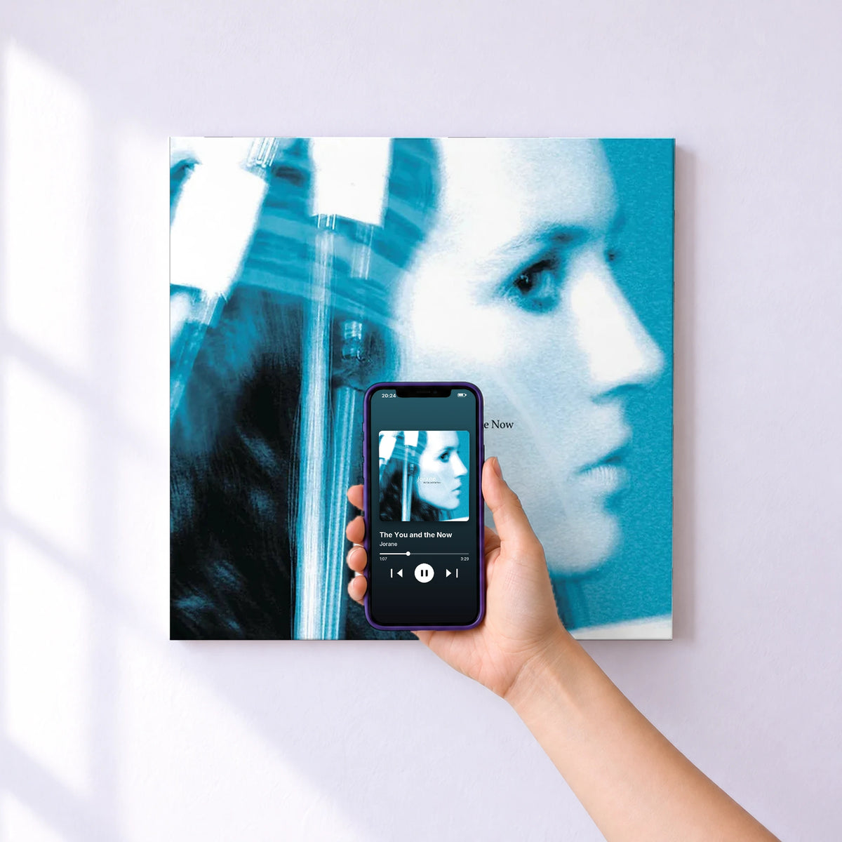 Affiche connectée The You and the Now de Jorane au mur : l'album se lance en approchant le téléphone
