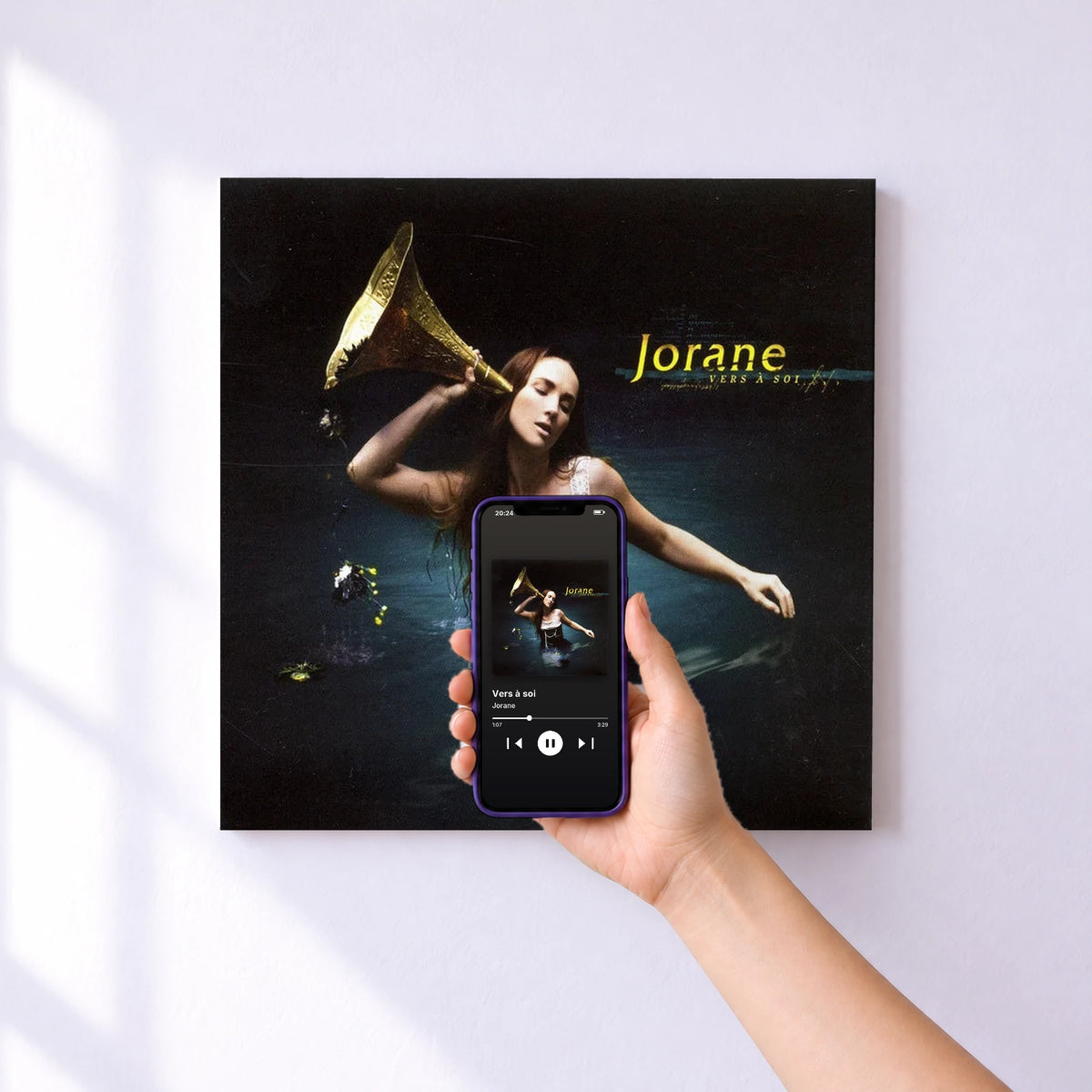 Affiche connectée Vers à soi de Jorane au mur : l'album se lance en approchant le téléphone