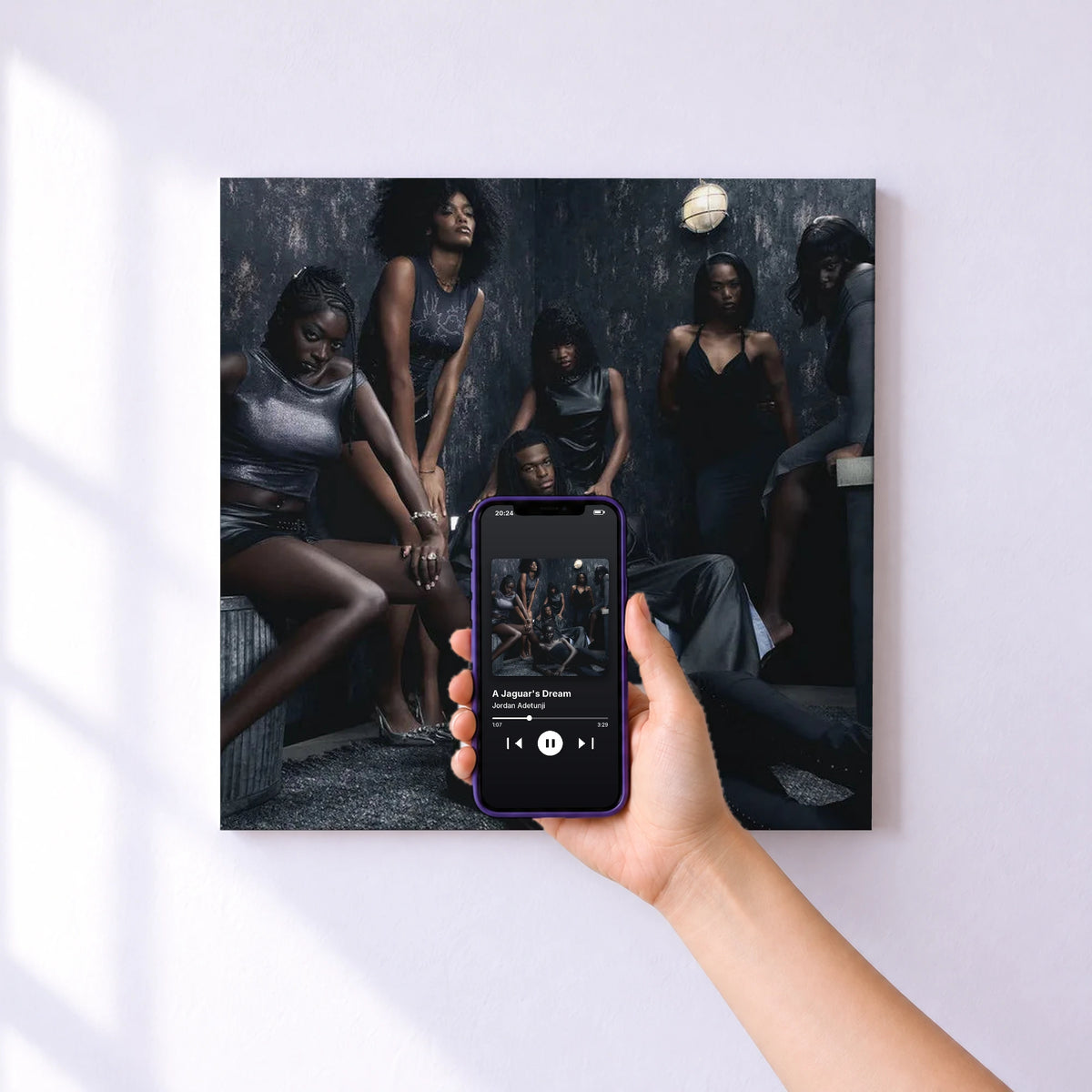 Affiche connectée A Jaguar's Dream de Jordan Adetunji au mur : l'album se lance en approchant le téléphone